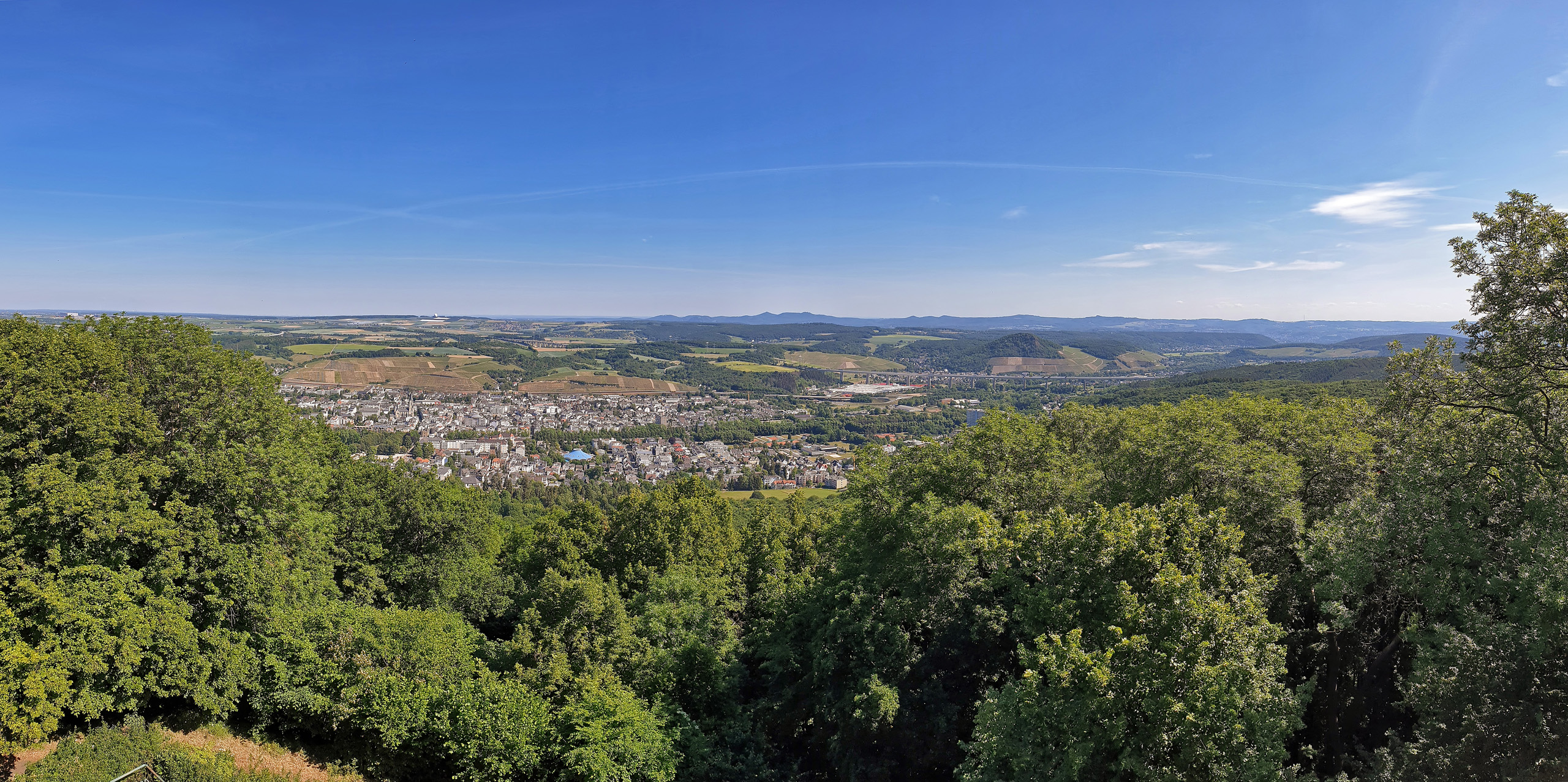 Panaoramablick vom Aussichtsturm Neuenahrer Berg